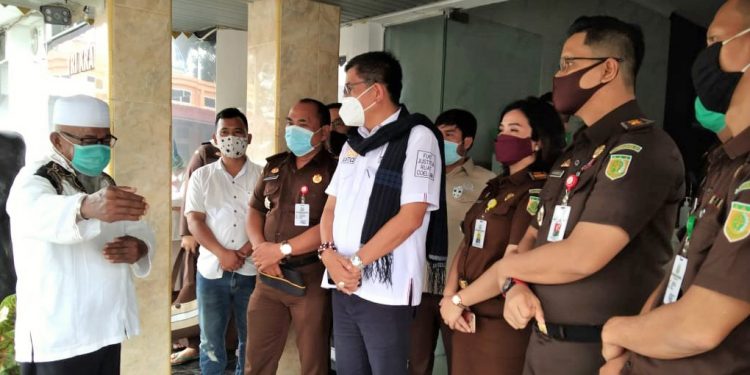 Anggota Komisi III DPR RI, DR Hinca Panjaitan (tengah, baju putih) menerima aduan warga Asahan seputar ganti untung pembebasan lahan untuk pembangunan jalan tol di Kabupaten Asahan.
foto: indra sibarani