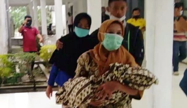 Er membawa paksa jasad anak pulang ke rumah karena keberatan anaknya dinyatakan meninggal karena menderita Covid-19.