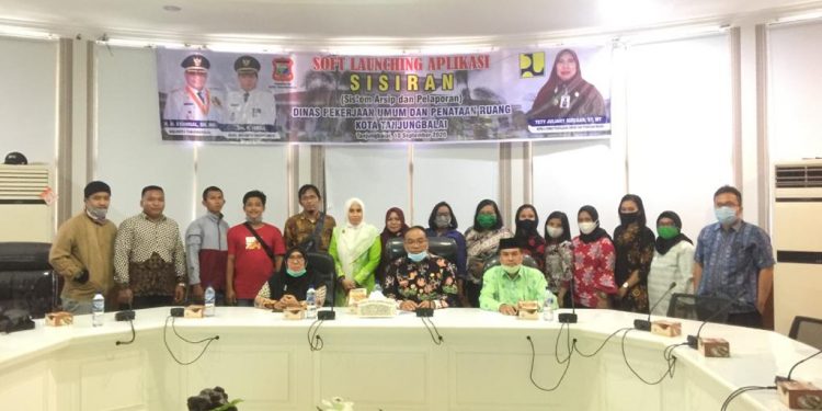 Launching Sistem Aplikasi Kinerja Pelayanan LPJU Terang ( SI-KERANG) oleh Windi Oktora Siregar ST MT.
foto/teks: ignatius siagian