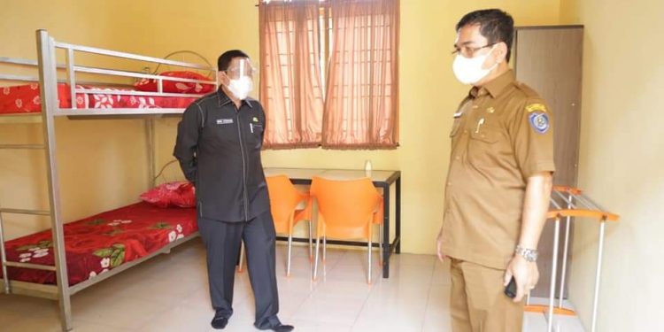 Pjs Bupati Labuhanbatu, Drs H Mhd Fitryus saat meninjau ruang isolasi pasien Covid-19.