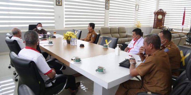 Pjs Bupati Labuhanbatu, Drs H Mhd Fitryus saat menerima kunjungan pengurus Askab.