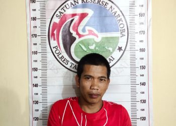 (Ignatius Siagian/taslabnews) Tersangka Muhammad Rasit alias Rasit berikut barang buktinya saat diamankan personil Sat Res Narkoba Polres Tanjungbalai.