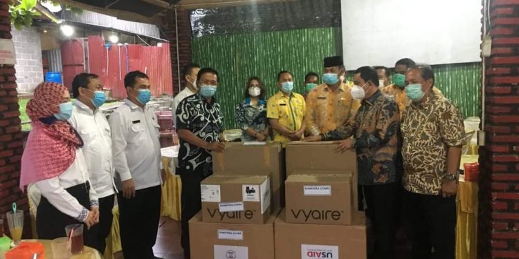 Kepala gugus tugas Provsu, Mayor Laut dr Handoyo Harsono Sp An saat menyerahkan Fentilator kepada Pjs. Bupati Labuhanbatu, Drs H Mhd Fitryus SH MSP.