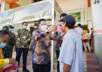 Pjs Bupati Labuhanbatu Sidak Prokes Warga di Pasar Gelugur dan Bagikan Masker