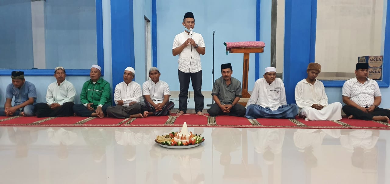 Ratusan Warga Rahuning Melaksanakan Sholat Jumat di Masjid Suhada