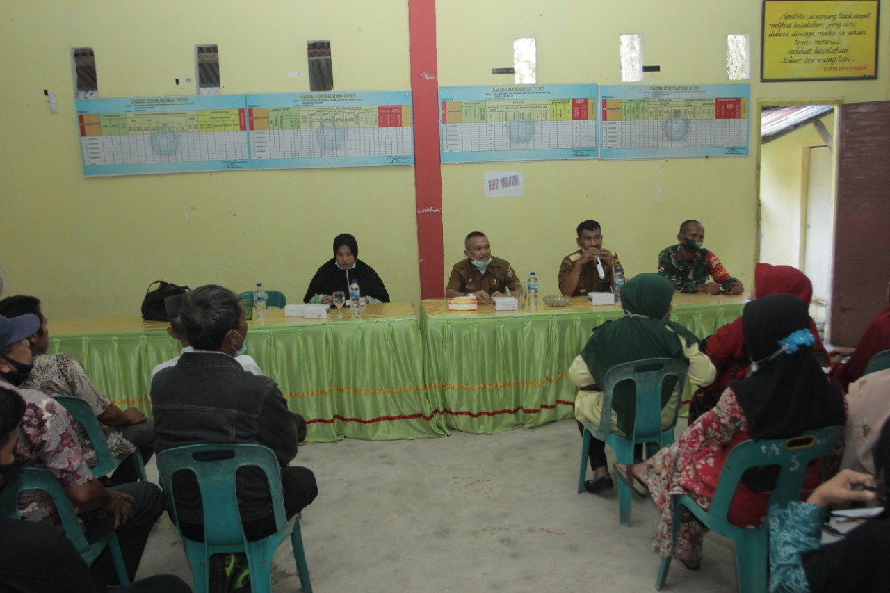 Plt Camat Kecamatan Kota Kisaran Timur H. Rahmad Hidayat Siregar SSos MSi saat memimpin Rapat Koordinasi Pemerintah (Rakorpem) di Kelurahan Kisaran Naga, Senin (16/11/2020).
