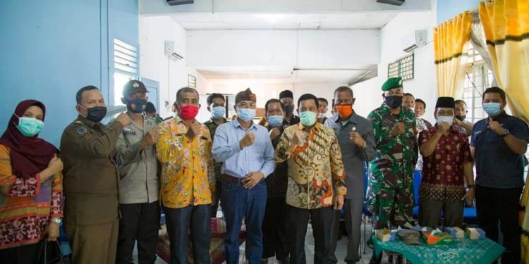 Pjs Bupati Labuhanbatu Drs.H.Mhd Fitryus saat berfoto bersama masyarakat