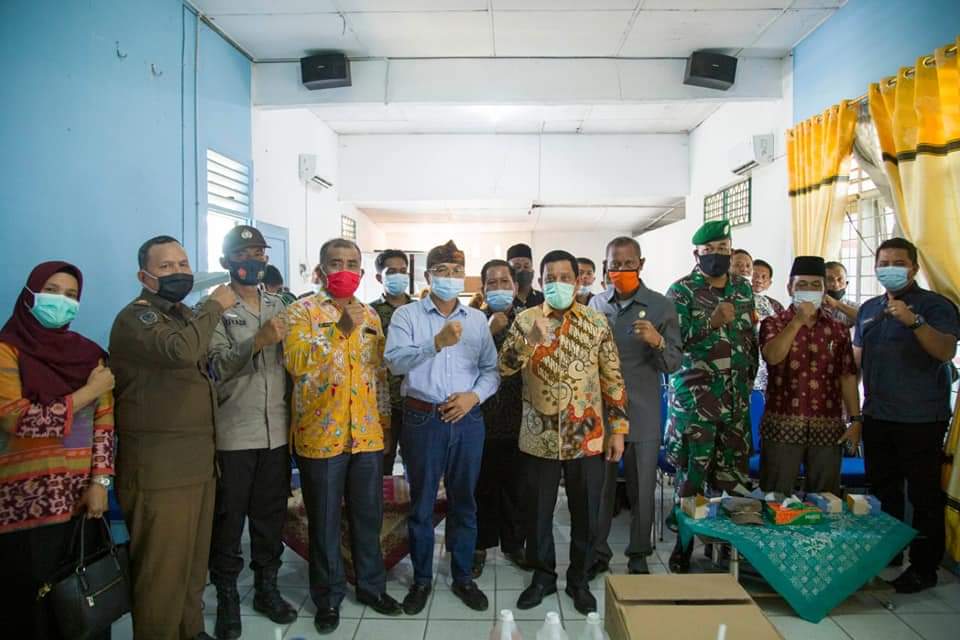 Pjs Bupati Labuhanbatu Drs.H.Mhd Fitryus saat berfoto bersama masyarakat