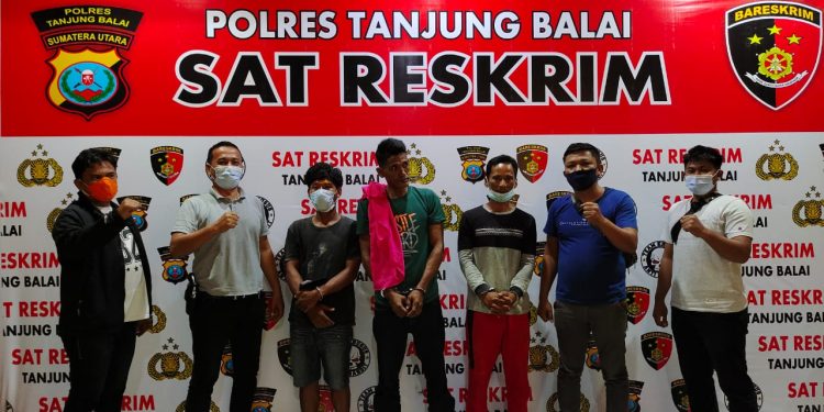 (Ignatius Siagian/taslabnews) Ketiga tersangka pelaku curanmor saat diamankan di Polres Tanjungbalai.