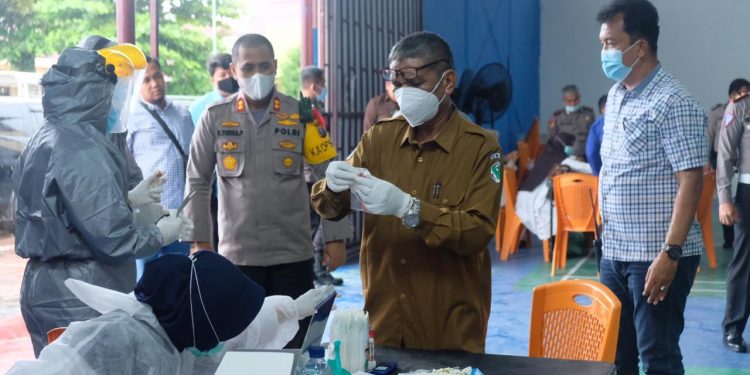 Suasana pemeriksaan Swab Test di di GOR Serba Guna Wira Satya Polres Tanjungbalai.