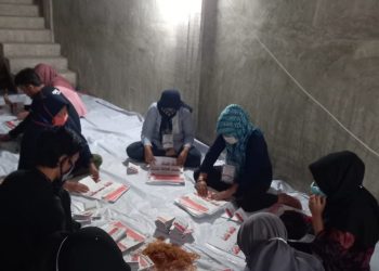 (Richad Silaban/taslabnews) Pekerja sedang melipat dan menyortir kertas suara pilkada 2020