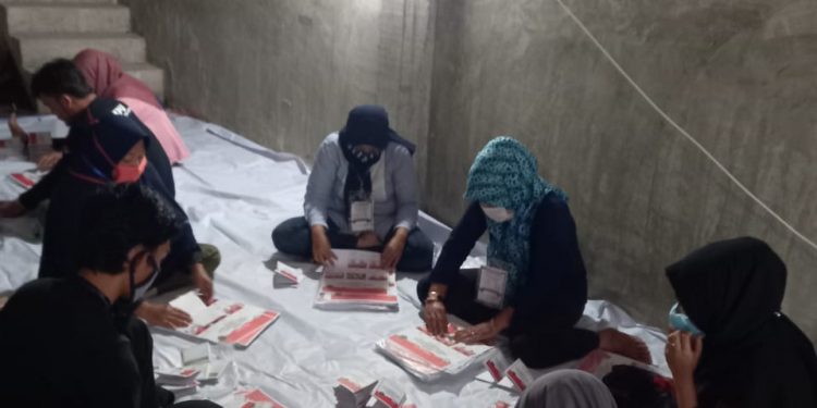 (Richad Silaban/taslabnews) Pekerja sedang melipat dan menyortir kertas suara pilkada 2020