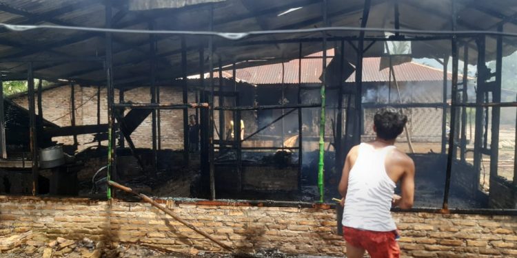 Puing rumah milik J Nainggolan pasca kebakaran.
Foto/teks: sofyan butar butar