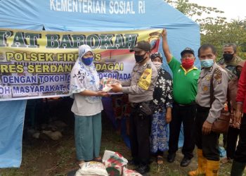 Korban Banjir Terima Bantuan Paket Sembako