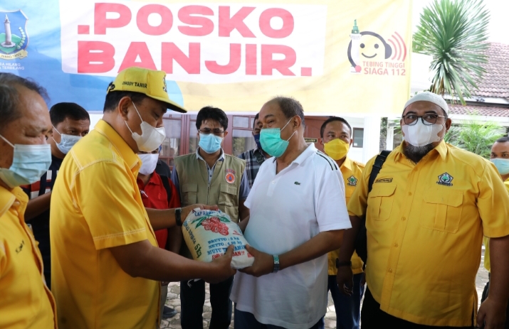 Ketua DPD Golkar Sumut Drs H Musa Rajekshah Meminta DPD Salurkan Bantuan 2 Ribu Paket Sembako untuk Korban Banjir di Tebing Tinggi