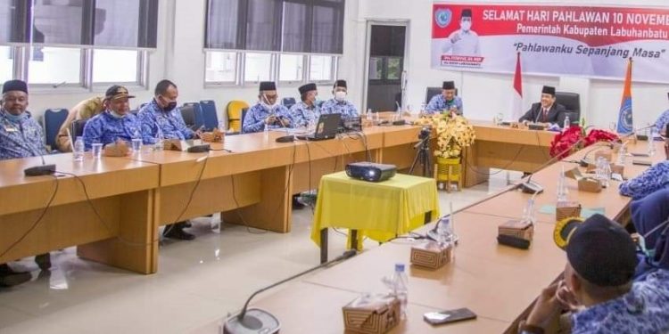 Pjs.Bupati Labuhanbatu bersama sejumlah OPD saat menggelar acara peringatan hari Pahlawan secara virtual.