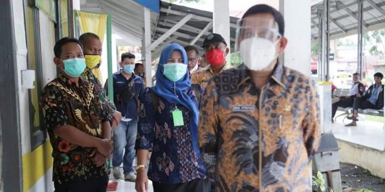 Pjs Bupati Labuhanbatu saat mengunjungi Puskesmas Negeri Lama.