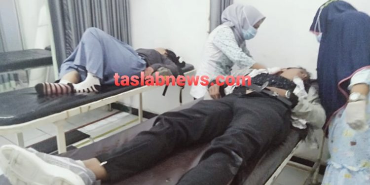 Dea Puspita dan Simon Simbolon saat mendapat perawatan medis.
foto/teks: sofyan butar butar