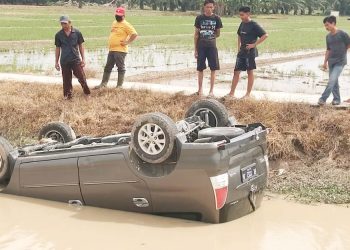 Mobil Rental Diduga Dipakai Membawa Mesin Pompa Air Curian, Terbalik di Saluran Irigasi