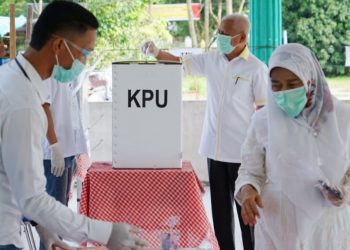 Bupati Asahan Gunakan Hak Pilihnya di TPS 7 Kelurahan Mekar Baru 