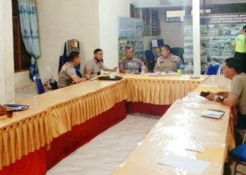 Personil Polres Asahan Amankan Kotak Suara di Kantor Kecamatan