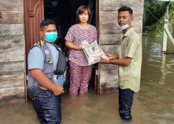 Peduli Korban Banjir, GM PEKAT-IB Serahkan Bantuan ke Masyarakat Sei Dua Hulu