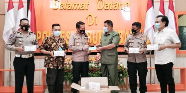 Ketua PC INTI didampingi Ketua Harian Yayasan Sosial Budi Agung Rantauprapat dan Pembina Pundi Amal Virya Rantauprapat menyerahkan 3000 masker kepada Kapolres Labuhanbatu. 