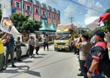 (Richad Silaban/taslabnews) Kapolres Labuhanbatu AKBP Deni Kurniawan melepas logistik pilkada 2020