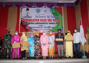 Sejumlah Kepala OPD Labuhanbatu berfoto bersama seusai acara peringatan hari Ibu.