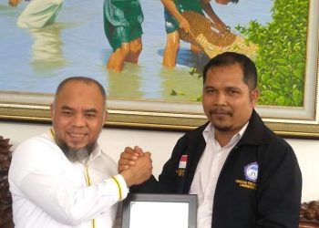 Bupati Labuhanbatu H Andi Suhaimi Dalimunthe ST MT (kiri).