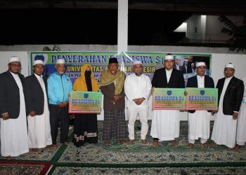 Bupati Labuhanbatu H Andi Suhaimi Dalimunthe ST MT (tengah baju putih) saat menyerahkan beasiswa secara simbolis.