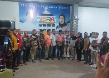 Ketua PKS Labuhanbatu Ilham selaku juru bicara pasangan ERA saat temu pers didampingi Ketua Partai pendukung dan Ketua Ormas serta OKP bertempat di Posko Pemenangan ERA.