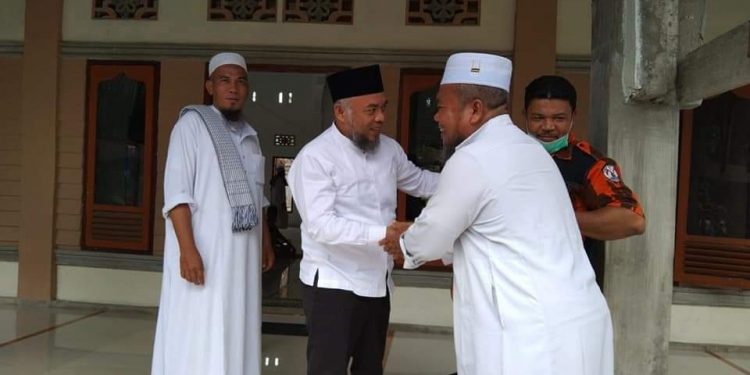 Bupati Labuhanbatu H Andi Suhaimi Dalimunthe ST MT (kiri) saat berjabat tangan dengan salahseorang warga di mesjid.