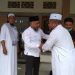 Bupati Labuhanbatu H Andi Suhaimi Dalimunthe ST MT (kiri) saat berjabat tangan dengan salahseorang warga di mesjid.