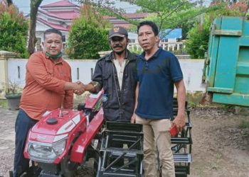 Distan Labuhanbatu dan Relawan Mardas Sampaikan Bantuan Traktor Kementan RI ke Koptan Damser