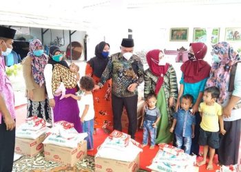 Bupati Labuhanbatu H Andi Suhaimi Dalimunthe ST MT saat memberikan bantuan dari Provinsi Sumut
