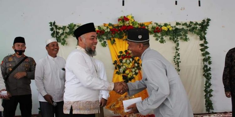 Bupati Labuhanbatu H Andi Suhaimi Dalimunthe ST MT saat bertemu warga.