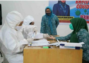 Salahseorang anggota PKK Labuhanbatu saat menjalani Rapid Test Covid-19 Gratis.