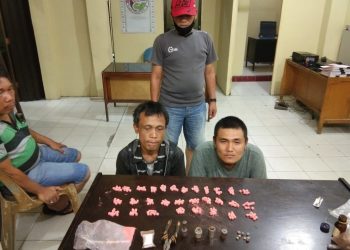 (Ignatius Siagian/taslabnews) Kedua warga Medan berikut dengan barang buktinya saat diamankan di Polres Tanjungbalai