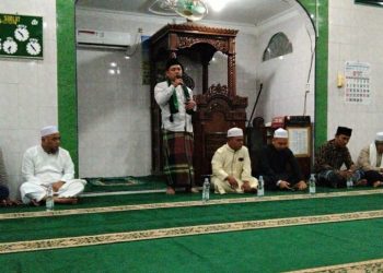 Bupati Labuhanbatu H Andi Suhaimi Dalimunthe ST MT saat berpidato di mesjid.