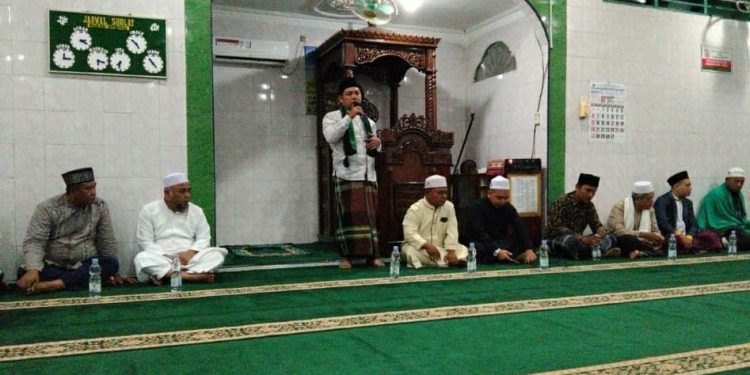 Bupati Labuhanbatu H Andi Suhaimi Dalimunthe ST MT saat berpidato di mesjid.