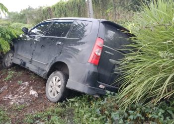 Toyota Avanza Masuk Parit, 1 Orang Luka