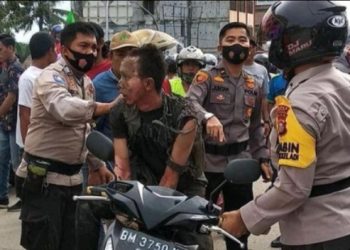 Tersangka yang membakar istrinya diamankan polisi