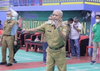 H Surya Lakukan Servis Pertama, Buka Kejurkab Piala Bupati Asahan 2020