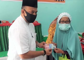 Kades Air Genting Salurkan Honor Kepada 114 Orang Bilal Mayit, Guru Ngaji, Penggali Kubur dan Kaer Posyandu