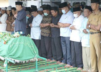 Bupati Asahan Melayat Almarhum Kades Rawang Lama