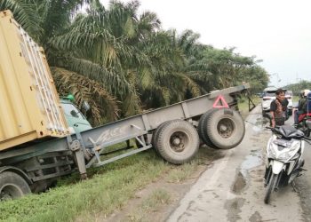 Sopir Ngantuk, Truk Trailer Terjungkal ke Parit di Kecamatan Meranti