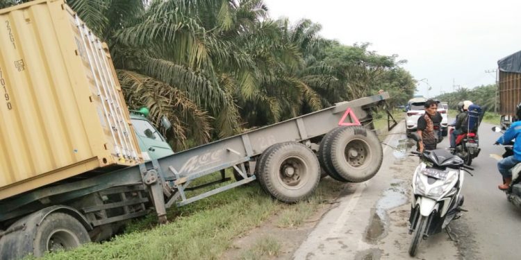 Sopir truk trailer, Heri Syahputra terlihat berusaha mengatur lalu lintas.
foto/teks: edi surya