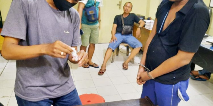 Tersangka Iskandar alias Kandar (paling kanan) menjalani pemeriksaan di Kantor Sat Narkoba Polres Tanjungbalai.