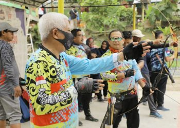 Disela Kegiatan Gowes Bersama, Bupati Asahan Coba Olahraga Panahan